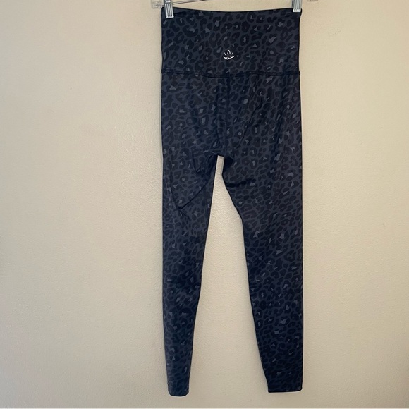 Beyond Yoga Leggings Size Small Black Gray Leopard Print - Picture 2 of 5